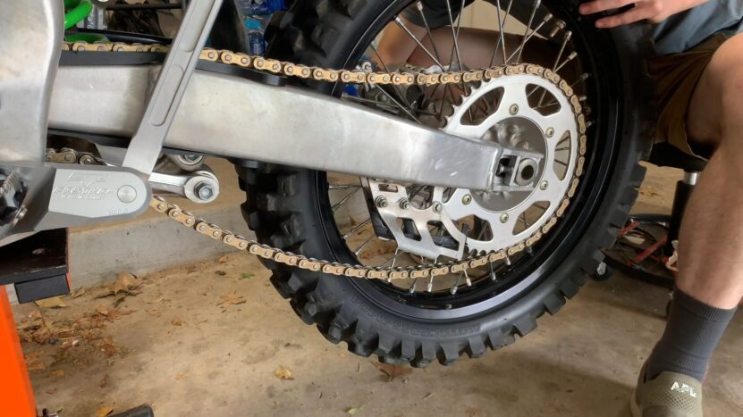 How to Tighten the Dirt Bike Chain