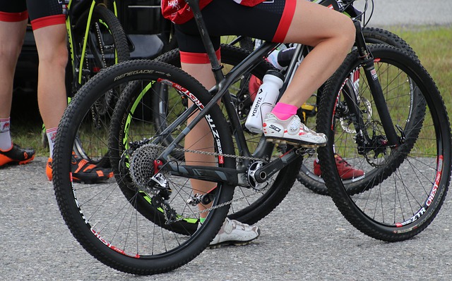 Can you walk around in cycling shoes