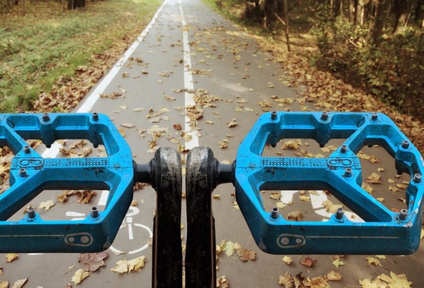 Flat Pedals For Road Bikes (Things To Know) - String Bike