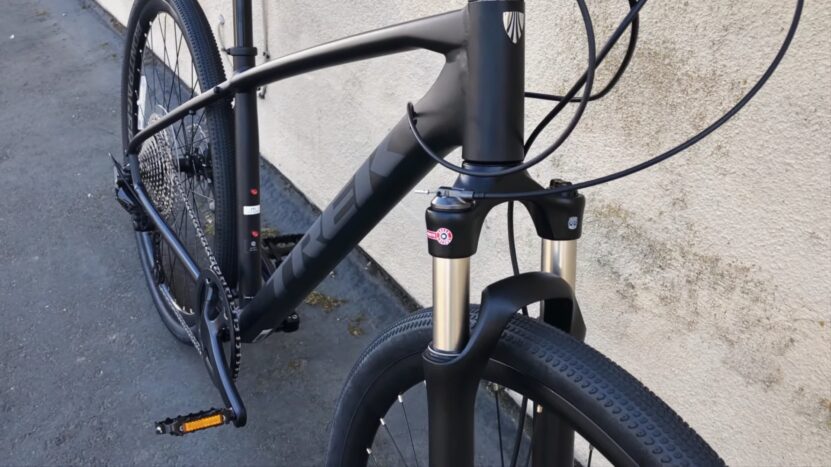 Trek Dual Sport 4 Closeup. Trek Dual Sport 4 Parts Analysis. Trek Dual Sport 4 Fork