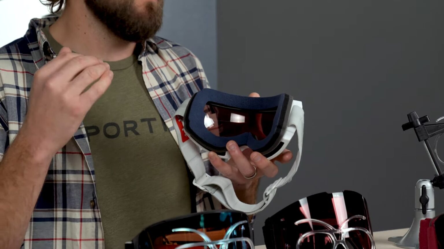 Mountain Bike Goggles Vs Ski Goggles (5 Key Difference) String Bike